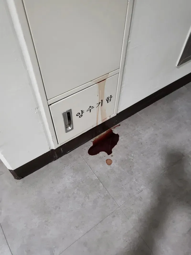 thumb_crop_resize.webp.ren (2).jpg 양수기함에서 흘러내리는 핏물.jpg